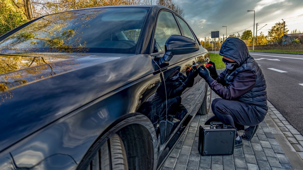 Rus fingoval krádež vlastního auta, aby nemusel s manželkou na nákupy